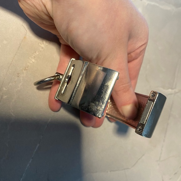 Silver Metal Bracelet with Keyhole Design - Picture 5 of 7